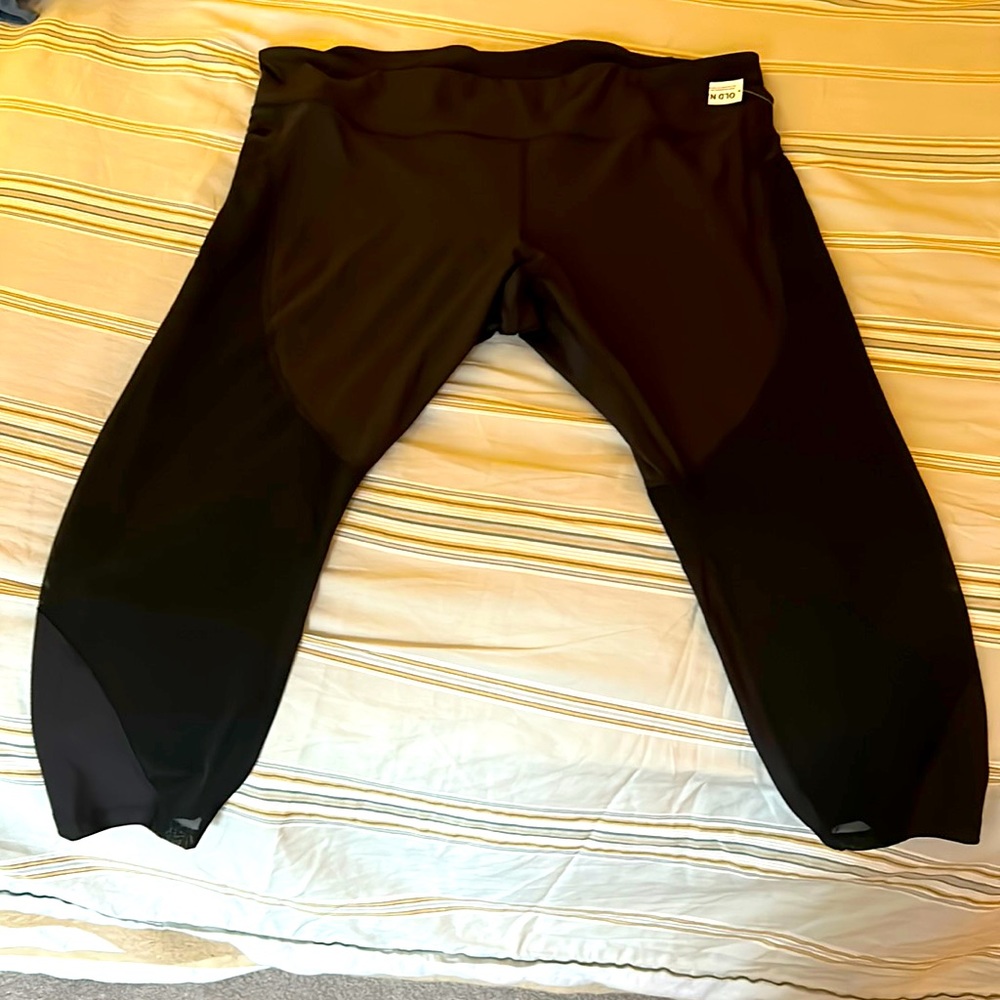 Women’s plus athletic leggings.4X black Old Navy NWT. Unworn- pockets